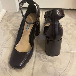 Navy blue leather Prada Pumps